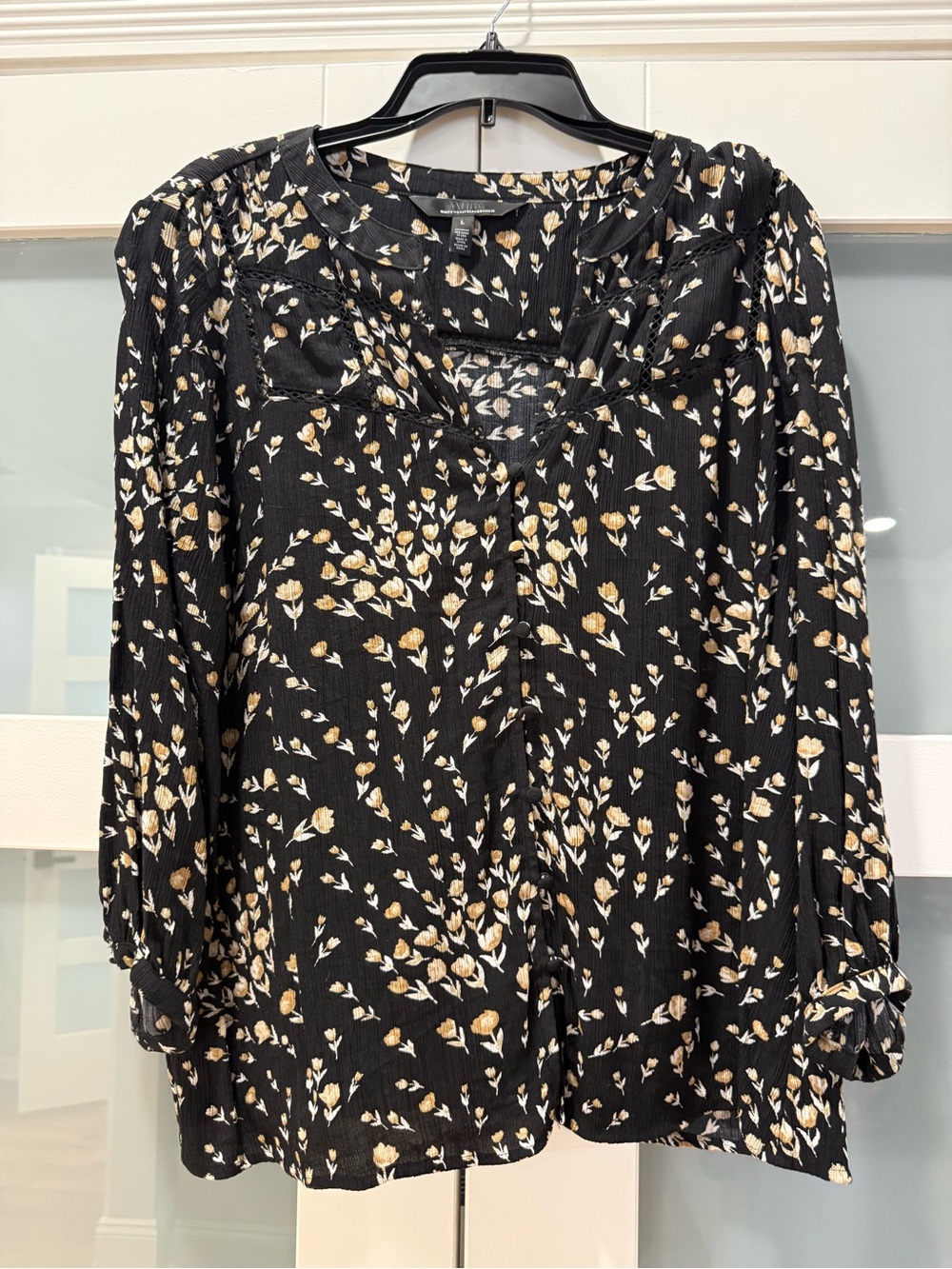 WHBM Black Floral Button-Front v-neckWomen's Crinkle Blouse Floral size Large